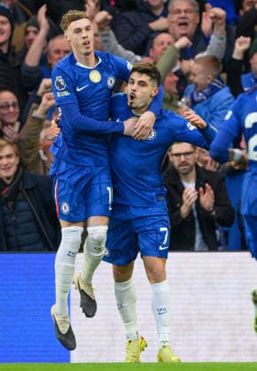 13 December 2025 - Chelsea v Everton - Premier League - Stamford Bridge - London. 13 DECEMBER 2025 - LONDON Chelsea v Everton - Premier League - Stamford Bridge - London. Cole Palmer celebrates his goal wtih pedro Neto. Picture : Mark Pain LONDON England  Copyright: xMarkxPainx