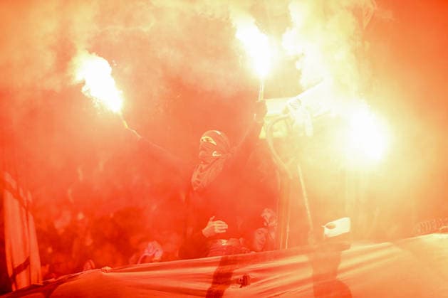 13.12.2025, xtgx, Fussball - 2.Bundesliga Hannover 96 - VfL Bochum emspor, v.l. Symbolfoto, Symbolbild, Symbol, Pyro, Pyrotechnik, Rauch, Nebel (DFL DFB REGULATIONS PROHIBIT ANY USE OF PHOTOGRAPHS as IMAGE SEQUENCES and or QUASI-VIDEO) Hannover