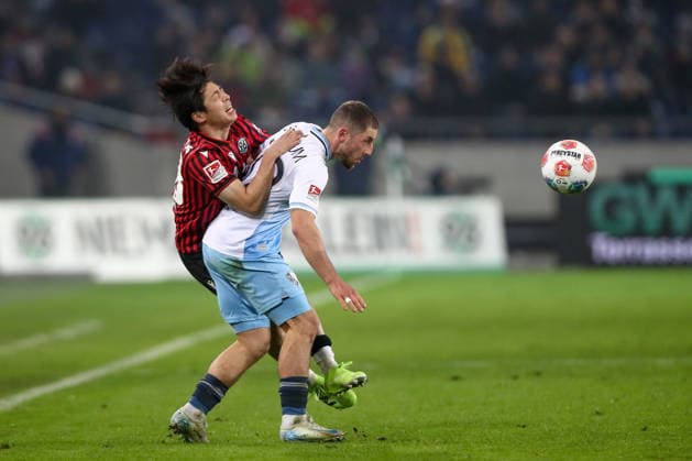 13.12.2025, xtgx, Fussball - 2.Bundesliga Hannover 96 - VfL Bochum emspor, v.l. Daisuke Yokota (Hannover, 18), Matus Bero (Bochum, 19) Zweikampf, Duell, Kampf, tackle (DFL DFB REGULATIONS PROHIBIT ANY USE OF PHOTOGRAPHS as IMAGE SEQUENCES and or QUASI-VIDEO) Hannover