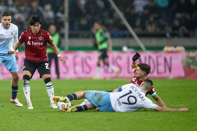 13.12.2025, xtgx, Fussball - 2.Bundesliga Hannover 96 - VfL Bochum emspor, v.l. Enzo Leopold (Hannover, 8), Matus Bero (Bochum, 19) Zweikampf, Duell, Kampf, tackle (DFL DFB REGULATIONS PROHIBIT ANY USE OF PHOTOGRAPHS as IMAGE SEQUENCES and or QUASI-VIDEO) Hannover