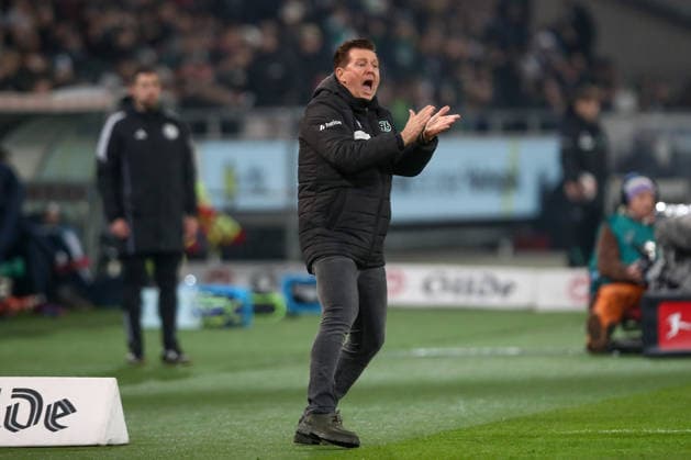 13.12.2025, xtgx, Fussball - 2.Bundesliga Hannover 96 - VfL Bochum emspor, v.l. Christian Titz (Hannover, Trainer) gibt Anweisungen, gestikuliert mit den Armen, gesticulate, gives instructions (DFL DFB REGULATIONS PROHIBIT ANY USE OF PHOTOGRAPHS as IMAGE SEQUENCES and or QUASI-VIDEO) Hannover