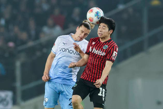 Noah Loosli (VfL Bochum) und Daisuke Yokota (Hannover 96) kaempfen um den Ball, 2. Bundesliga, Hannover 96 v VfL Bochum, Heinz von Heiden Arena am 13. December 2025 in Hannover, Deutschland. (Foto von Marco Steinbrenner DeFodi Images) Noah Loosli (VfL Bochum) und Daisuke Yokota (Hannover 96) battle for the ball, 2. Bundesliga, Hannover 96 v VfL Bochum, Heinz von Heiden Arena, December 13, 2025 in Hanover, Germany. (Photo by Marco Steinbrenner DeFodi Images)