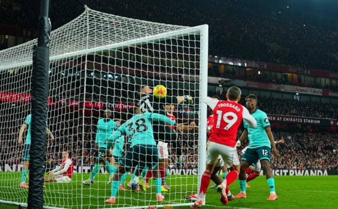 Wolverhampton Wanderers goalkeeper Sam Johnstone scores an own goal to give Arsenal the lead Arsenal v Wolverhampton Wanderers, Premier League, Football, Emirates Stadium, London, UK - 13 Dec 2025London Emirates Stadium United Kingdom EDITORIAL USE ONLY No use with unauthorised audio, video, data, fixture lists, club league logos or live services. Online in-match use limited to 120 images, no video emulation. No use in betting, games or single club league player publications.  Copyright: xJavierxGarcia Shutterstockx 16081568x