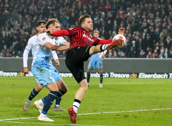 Deutschland: Fussball 2.Bundesliga 2025 26, 16. Spieltag - Hannover 96 vs VfL Bochum - Heinz von Heiden Arena Stadion (Hannover): Benjamin Källman Benjamin Kallman (Hannover 96, 9) Philipp Strompf (VfL Bochum, 3) Hannover