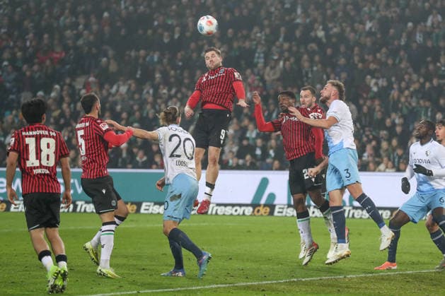 13.12.2025, xtgx, Fussball - 2.Bundesliga Hannover 96 - VfL Bochum emspor, v.l. Benjamin Källman (Hannover, 9), Ime Okon (Hannover, 20), Philipp Strompf (Bochum, 3) Zweikampf, Duell, Kampf, tackle (DFL DFB REGULATIONS PROHIBIT ANY USE OF PHOTOGRAPHS as IMAGE SEQUENCES and or QUASI-VIDEO) Hannover