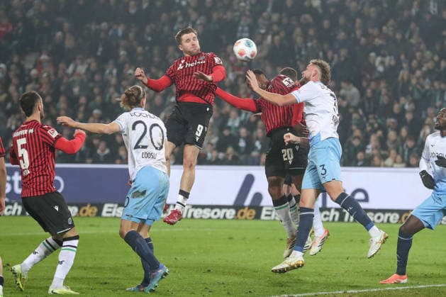 13.12.2025, xtgx, Fussball - 2.Bundesliga Hannover 96 - VfL Bochum emspor, v.l. Benjamin Källman (Hannover, 9), Ime Okon (Hannover, 20), Philipp Strompf (Bochum, 3) Zweikampf, Duell, Kampf, tackle (DFL DFB REGULATIONS PROHIBIT ANY USE OF PHOTOGRAPHS as IMAGE SEQUENCES and or QUASI-VIDEO) Hannover
