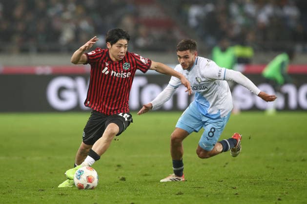 13.12.2025, xtgx, Fussball - 2.Bundesliga Hannover 96 - VfL Bochum emspor, v.l. Daisuke Yokota (Hannover, 18), Kjell Waetjen (Wätjen, Bochum, 8) Zweikampf, Duell, Kampf, tackle (DFL DFB REGULATIONS PROHIBIT ANY USE OF PHOTOGRAPHS as IMAGE SEQUENCES and or QUASI-VIDEO) Hannover