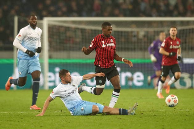 13.12.2025, xtgx, Fussball - 2.Bundesliga Hannover 96 - VfL Bochum emspor, v.l. Maximilian Wittek (Bochum, 32), Ime Okon (Hannover, 20) Zweikampf, Duell, Kampf, tackle (DFL DFB REGULATIONS PROHIBIT ANY USE OF PHOTOGRAPHS as IMAGE SEQUENCES and or QUASI-VIDEO) Hannover