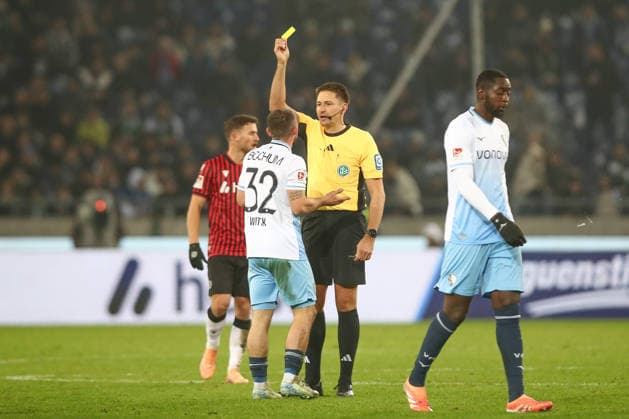 13.12.2025, xtgx, Fussball - 2.Bundesliga Hannover 96 - VfL Bochum emspor, v.l. Maximilian Wittek (Bochum, 32) Gelbe Karte, yellow card (DFL DFB REGULATIONS PROHIBIT ANY USE OF PHOTOGRAPHS as IMAGE SEQUENCES and or QUASI-VIDEO) Hannover