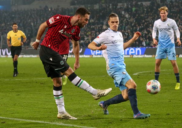 Deutschland: Fussball 2.Bundesliga 2025 26, 16. Spieltag - Hannover 96 vs VfL Bochum - Heinz von Heiden Arena Stadion (Hannover): Boris Tomiak (Hannover 96, 3) Hannover