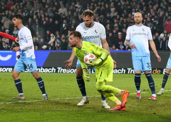 Deutschland: Fussball 2.Bundesliga 2025 26, 16. Spieltag - Hannover 96 vs VfL Bochum - Heinz von Heiden Arena Stadion (Hannover): Timo Horn (VfL Bochum, 1) Philipp Strompf (VfL Bochum, 3) Hannover