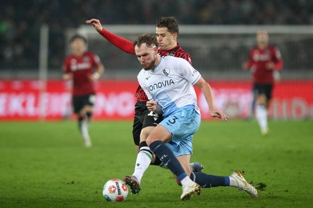 13.12.2025, xtgx, Fussball - 2.Bundesliga Hannover 96 - VfL Bochum emspor, v.l. Benedikt Pichler (Hannover, 11), Philipp Strompf (Bochum, 3) Zweikampf, Duell, Kampf, tackle (DFL DFB REGULATIONS PROHIBIT ANY USE OF PHOTOGRAPHS as IMAGE SEQUENCES and or QUASI-VIDEO) Hannover