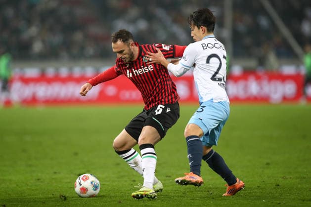 13.12.2025, xtgx, Fussball - 2.Bundesliga Hannover 96 - VfL Bochum emspor, v.l. Virgil Ghita (Hannover, 5), Koji Miyoshi (Bochum, 23) Zweikampf, Duell, Kampf, tackle (DFL DFB REGULATIONS PROHIBIT ANY USE OF PHOTOGRAPHS as IMAGE SEQUENCES and or QUASI-VIDEO) Hannover