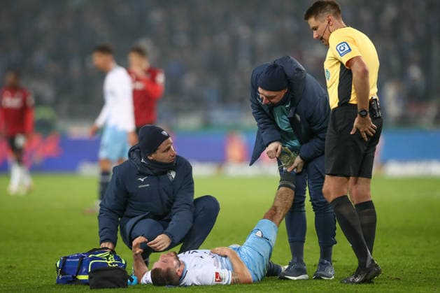 13.12.2025, xtgx, Fussball - 2.Bundesliga Hannover 96 - VfL Bochum emspor, Schiedsrichter, Maximilian Wittek (Bochum, 32) bei einem Krampf in der Wade (DFL DFB REGULATIONS PROHIBIT ANY USE OF PHOTOGRAPHS as IMAGE SEQUENCES and or QUASI-VIDEO) Hannover