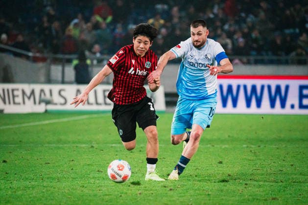 2. Bundesliga: Hannover 96 vs. VfL Bochum, 13.12.2025 Daisuke Yokota (Hannover 96, 18) gegen Matús Bero (VfL Bochum, 19); Fußball, 2. Bundesliga, 16. Spieltag: Hannover 96 vs. VfL Bochum am 13.12.2025 in der Heinz von Heiden Arena, Hannover DFL REGULATIONS PROHIBIT ANY USE OF PHOTOGRAPHS AS IMAGE SEQUENCES AND OR QUASI-VIDEO.