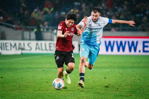 2. Bundesliga: Hannover 96 vs. VfL Bochum, 13.12.2025 Daisuke Yokota (Hannover 96, 18) gegen Matús Bero (VfL Bochum, 19); Fußball, 2. Bundesliga, 16. Spieltag: Hannover 96 vs. VfL Bochum am 13.12.2025 in der Heinz von Heiden Arena, Hannover DFL REGULATIONS PROHIBIT ANY USE OF PHOTOGRAPHS AS IMAGE SEQUENCES AND OR QUASI-VIDEO.