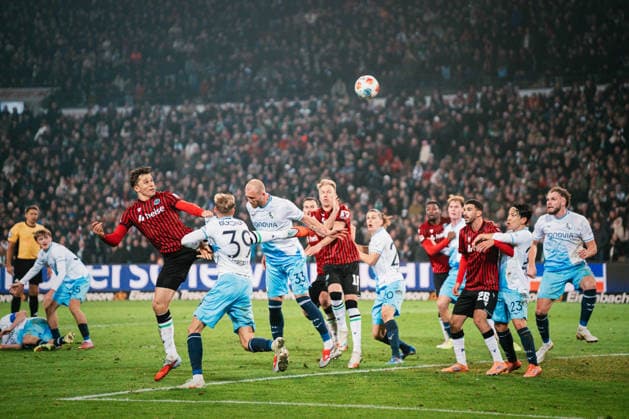 2. Bundesliga: Hannover 96 vs. VfL Bochum, 13.12.2025 Benedikt Pichler (Hannover 96, 11) köpft den Ball übers Netz; Fußball, 2. Bundesliga, 16. Spieltag: Hannover 96 vs. VfL Bochum am 13.12.2025 in der Heinz von Heiden Arena, Hannover DFL REGULATIONS PROHIBIT ANY USE OF PHOTOGRAPHS AS IMAGE SEQUENCES AND OR QUASI-VIDEO.
