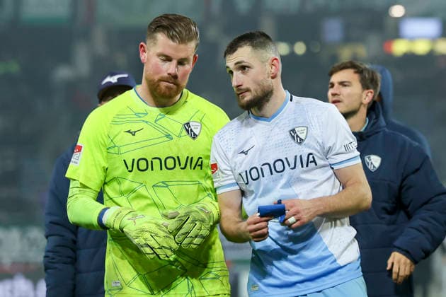Torhueter Timo Horn (VfL Bochum) und Matus Bero (VfL Bochum) schauen enttaeuscht, 2. Bundesliga, Hannover 96 v VfL Bochum, Heinz von Heiden Arena am 13. December 2025 in Hannover, Deutschland. (Foto von Marco Steinbrenner DeFodi Images) Torhueter Timo Horn (VfL Bochum) und Matus Bero (VfL Bochum) look dejected, 2. Bundesliga, Hannover 96 v VfL Bochum, Heinz von Heiden Arena, December 13, 2025 in Hanover, Germany. (Photo by Marco Steinbrenner DeFodi Images)
