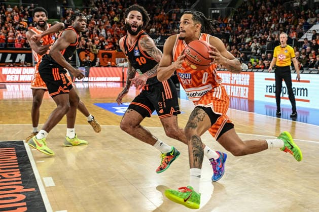 easyCredit BBL: Ratiopharm Ulm gegen Rasta Vechta, Ratiopharm Arena Ulm; 13.12.2025 Nelson Weidemann (ratiopharm Ulm, 0) gegen Tevin Brown(Rasta Vechta, 10). Ulm 13.12.2025 - 10. Spieltag easyCredit BBL, Ratiopharm Ulm gegen Rasta Vechta, Ratiopharm Arena Ulm Copyright: xBEAUTIFULxSPORTS Märklx