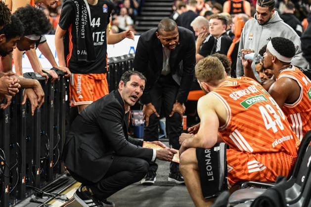 easyCredit BBL: Ratiopharm Ulm gegen Rasta Vechta, Ratiopharm Arena Ulm; 13.12.2025 Trainer Coach Ty Harrelson (ratiopharm Ulm) und Co-Trainer Tyron McCoy Daniel Herbert (ratiopharm Ulm) beim Timeout coaching Ulm 13.12.2025 - 10. Spieltag easyCredit BBL, Ratiopharm Ulm gegen Rasta Vechta, Ratiopharm Arena Ulm Copyright: xBEAUTIFULxSPORTS Märklx