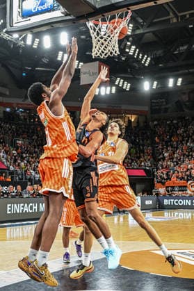 easyCredit BBL: Ratiopharm Ulm gegen Rasta Vechta, Ratiopharm Arena Ulm; 13.12.2025 Malik Osborne (ratiopharm Ulm, 10) un Alec Anigbata (ratiopharm Ulm, 21) in der defense gegen Alonzo Verge jr. (Rasta Vechta, 11), Ulm 13.12.2025 - 10. Spieltag easyCredit BBL, Ratiopharm Ulm gegen Rasta Vechta, Ratiopharm Arena Ulm Copyright: xBEAUTIFULxSPORTS Märklx