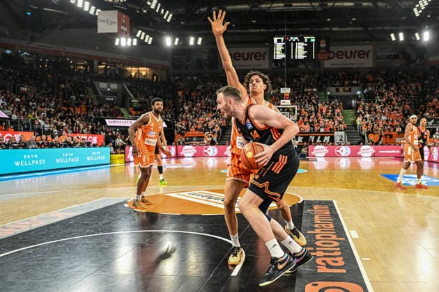 easyCredit BBL: Ratiopharm Ulm gegen Rasta Vechta, Ratiopharm Arena Ulm; 13.12.2025 Philipp Herkenhoff (Rasta Vechta, 14) gegen Alec Anigbata (ratiopharm Ulm, 21) Ulm 13.12.2025 - 10. Spieltag easyCredit BBL, Ratiopharm Ulm gegen Rasta Vechta, Ratiopharm Arena Ulm Copyright: xBEAUTIFULxSPORTS Märklx