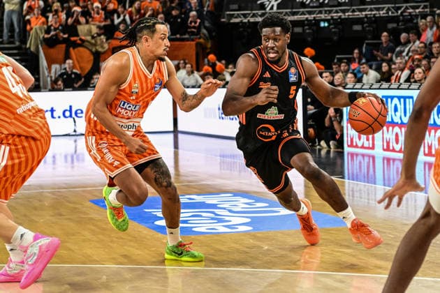 easyCredit BBL: Ratiopharm Ulm gegen Rasta Vechta, Ratiopharm Arena Ulm; 13.12.2025 Tj Bamba (Rasta Vechta, 5) gegen. Nelson Weidemann (ratiopharm Ulm, 0), Ulm 13.12.2025 - 10. Spieltag easyCredit BBL, Ratiopharm Ulm gegen Rasta Vechta, Ratiopharm Arena Ulm Copyright: xBEAUTIFULxSPORTS Märklx