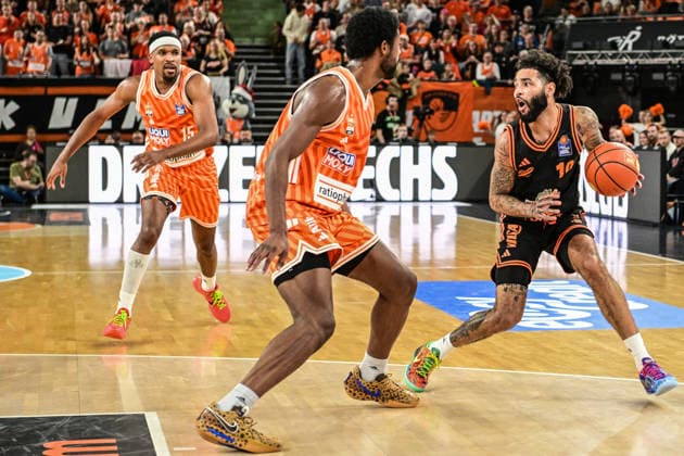easyCredit BBL: Ratiopharm Ulm gegen Rasta Vechta, Ratiopharm Arena Ulm; 13.12.2025 Tevin Brown(Rasta Vechta, 10) gegen Malik Osborne (ratiopharm Ulm, 10), Ulm 13.12.2025 - 10. Spieltag easyCredit BBL, Ratiopharm Ulm gegen Rasta Vechta, Ratiopharm Arena Ulm Copyright: xBEAUTIFULxSPORTS Märklx