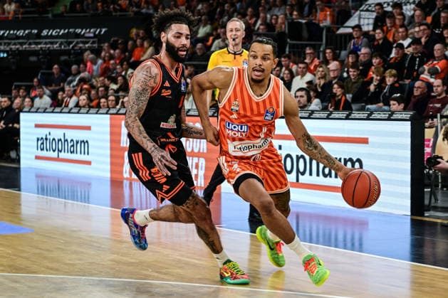 easyCredit BBL: Ratiopharm Ulm gegen Rasta Vechta, Ratiopharm Arena Ulm; 13.12.2025 Nelson Weidemann (ratiopharm Ulm, 0) gegen Tevin Brown(Rasta Vechta, 10), Ulm 13.12.2025 - 10. Spieltag easyCredit BBL, Ratiopharm Ulm gegen Rasta Vechta, Ratiopharm Arena Ulm Copyright: xBEAUTIFULxSPORTS Märklx