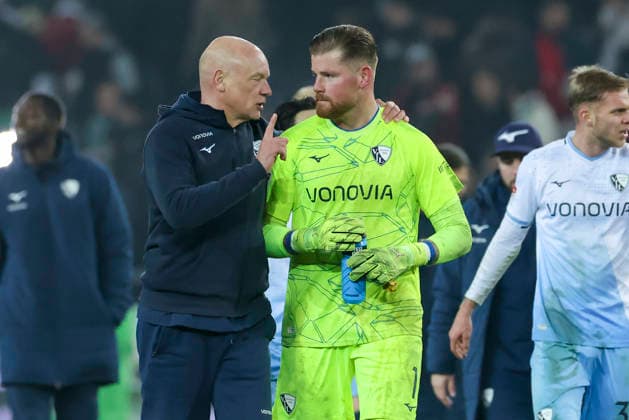Trainer Uwe Roesler (VfL Bochum) und Torhueter Timo Horn (VfL Bochum) unterhalten sich, 2. Bundesliga, Hannover 96 v VfL Bochum, Heinz von Heiden Arena am 13. December 2025 in Hannover, Deutschland. (Foto von Marco Steinbrenner DeFodi Images) Trainer Uwe Roesler (VfL Bochum) und Torhueter Timo Horn (VfL Bochum) talk together, 2. Bundesliga, Hannover 96 v VfL Bochum, Heinz von Heiden Arena, December 13, 2025 in Hanover, Germany. (Photo by Marco Steinbrenner DeFodi Images)