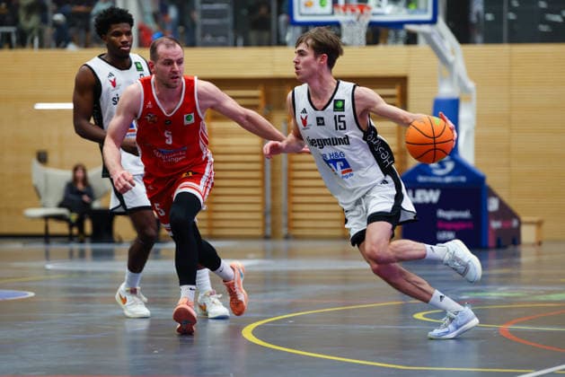 Jannik Westermeir (15, BG Hessing Leitershofen) und Niklas Pons (5, TV Langen) beim Spiel zwischen BG Hessing Leitershofen v TV Langen, Basketball, Herren, BARMER 2.Bundesliga ProB Süd, 2025 2026, 13.Spieltag am 13.12.2025 in Augsburg, Mehrzweckhalle Stadtbergen. Bayern Deutschland