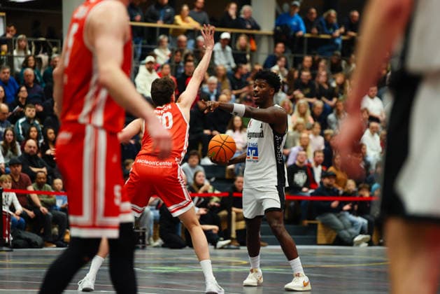 Dave Dützka (3, Augsburger Panther) beim Spiel zwischen BG Hessing Leitershofen v TV Langen, Basketball, Herren, BARMER 2.Bundesliga ProB Süd, 2025 2026, 13.Spieltag am 13.12.2025 in Augsburg, Mehrzweckhalle Stadtbergen. Bayern Deutschland