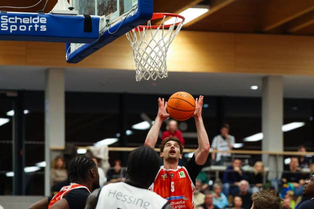 Niklas Pons (5, TV Langen) beim Spiel zwischen BG Hessing Leitershofen v TV Langen, Basketball, Herren, BARMER 2.Bundesliga ProB Süd, 2025 2026, 13.Spieltag am 13.12.2025 in Augsburg, Mehrzweckhalle Stadtbergen. Bayern Deutschland