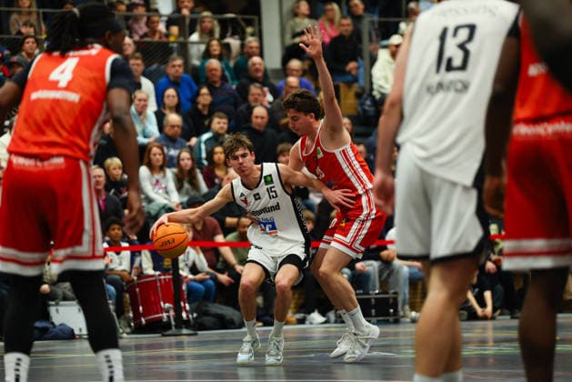 Jannik Westermeir (15, BG Hessing Leitershofen) und Drago Crnjac (20, TV Langen) beim Spiel zwischen BG Hessing Leitershofen v TV Langen, Basketball, Herren, BARMER 2.Bundesliga ProB Süd, 2025 2026, 13.Spieltag am 13.12.2025 in Augsburg, Mehrzweckhalle Stadtbergen. Bayern Deutschland