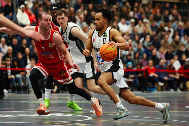 Brian Dawson (0, BG Hessing Leitershofen) und Niklas Pons (5, TV Langen) beim Spiel zwischen BG Hessing Leitershofen v TV Langen, Basketball, Herren, BARMER 2.Bundesliga ProB Süd, 2025 2026, 13.Spieltag am 13.12.2025 in Augsburg, Mehrzweckhalle Stadtbergen. Bayern Deutschland