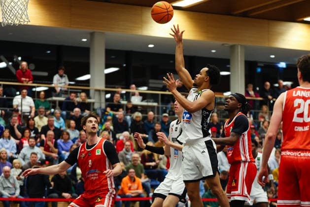 Brian Dawson (0, BG Hessing Leitershofen)und Henk Droste (9, TV Langen) beim Spiel zwischen BG Hessing Leitershofen v TV Langen, Basketball, Herren, BARMER 2.Bundesliga ProB Süd, 2025 2026, 13.Spieltag am 13.12.2025 in Augsburg, Mehrzweckhalle Stadtbergen. Bayern Deutschland
