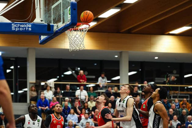 Brian Dawson (0, BG Hessing Leitershofen)und Henk Droste (9, TV Langen) beim Spiel zwischen BG Hessing Leitershofen v TV Langen, Basketball, Herren, BARMER 2.Bundesliga ProB Süd, 2025 2026, 13.Spieltag am 13.12.2025 in Augsburg, Mehrzweckhalle Stadtbergen. Bayern Deutschland