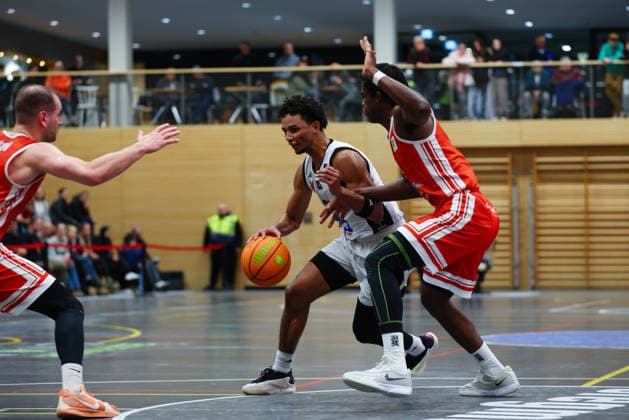 Brendan Gregori (1, BG Hessing Leitershofen) und Aminu Abibu (13, TV Langen) beim Spiel zwischen BG Hessing Leitershofen v TV Langen, Basketball, Herren, BARMER 2.Bundesliga ProB Süd, 2025 2026, 13.Spieltag am 13.12.2025 in Augsburg, Mehrzweckhalle Stadtbergen. Bayern Deutschland
