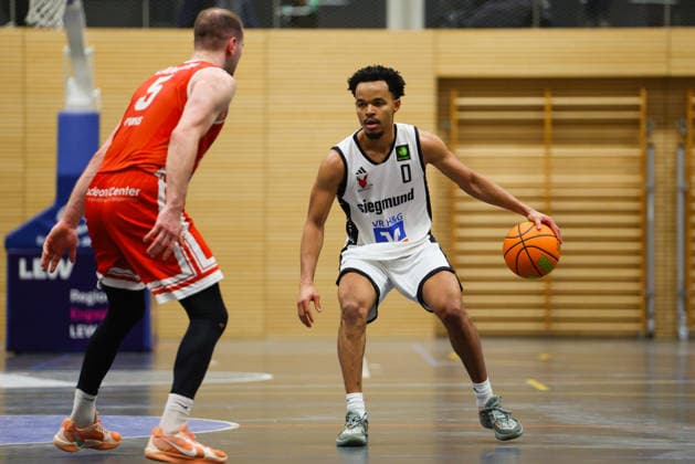 Brian Dawson (0, BG Hessing Leitershofen) beim Spiel zwischen BG Hessing Leitershofen v TV Langen, Basketball, Herren, BARMER 2.Bundesliga ProB Süd, 2025 2026, 13.Spieltag am 13.12.2025 in Augsburg, Mehrzweckhalle Stadtbergen. Bayern Deutschland