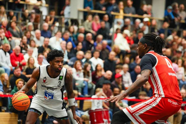 Zion Richardson (3, BG Hessing Leitershofen) beim Spiel zwischen BG Hessing Leitershofen v TV Langen, Basketball, Herren, BARMER 2.Bundesliga ProB Süd, 2025 2026, 13.Spieltag am 13.12.2025 in Augsburg, Mehrzweckhalle Stadtbergen. Bayern Deutschland