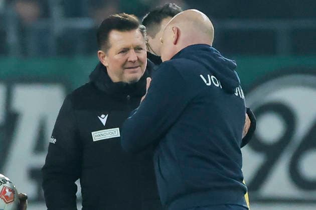 Trainer Christian Titz (Hannover 96) und Trainer Uwe Roesler (VfL Bochum) unterhalten sich, 2. Bundesliga, Hannover 96 v VfL Bochum, Heinz von Heiden Arena am 13. December 2025 in Hannover, Deutschland. (Foto von Marco Steinbrenner DeFodi Images) Trainer Christian Titz (Hannover 96) und Trainer Uwe Roesler (VfL Bochum) talk together, 2. Bundesliga, Hannover 96 v VfL Bochum, Heinz von Heiden Arena, December 13, 2025 in Hanover, Germany. (Photo by Marco Steinbrenner DeFodi Images)