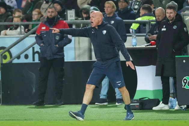 Trainer Uwe Roesler (VfL Bochum) gestikuliert, 2. Bundesliga, Hannover 96 v VfL Bochum, Heinz von Heiden Arena am 13. December 2025 in Hannover, Deutschland. (Foto von Marco Steinbrenner DeFodi Images) Trainer Uwe Roesler (VfL Bochum) gestures, 2. Bundesliga, Hannover 96 v VfL Bochum, Heinz von Heiden Arena, December 13, 2025 in Hanover, Germany. (Photo by Marco Steinbrenner DeFodi Images)
