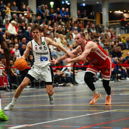 Jannik Westermeir (15, BG Hessing Leitershofen) und Niklas Pons (5, TV Langen) beim Spiel zwischen BG Hessing Leitershofen v TV Langen, Basketball, Herren, BARMER 2.Bundesliga ProB Süd, 2025 2026, 13.Spieltag am 13.12.2025 in Augsburg, Mehrzweckhalle Stadtbergen. Bayern Deutschland