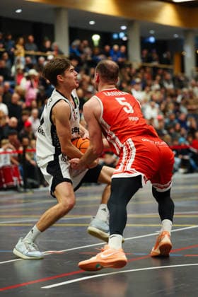 Jannik Westermeir (15, BG Hessing Leitershofen) und Niklas Pons (5, TV Langen) beim Spiel zwischen BG Hessing Leitershofen v TV Langen, Basketball, Herren, BARMER 2.Bundesliga ProB Süd, 2025 2026, 13.Spieltag am 13.12.2025 in Augsburg, Mehrzweckhalle Stadtbergen. Bayern Deutschland