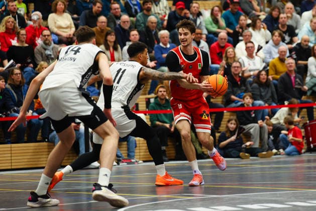 Henk Droste (9, TV Langen) und Ferenc Gille (11, BG Hessing Leitershofen) beim Spiel zwischen BG Hessing Leitershofen v TV Langen, Basketball, Herren, BARMER 2.Bundesliga ProB Süd, 2025 2026, 13.Spieltag am 13.12.2025 in Augsburg, Mehrzweckhalle Stadtbergen. Bayern Deutschland