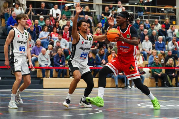 Jacob Kumal Washington (4, TV Langen) und Brendan Gregori (1, BG Hessing Leitershofen) beim Spiel zwischen BG Hessing Leitershofen v TV Langen, Basketball, Herren, BARMER 2.Bundesliga ProB Süd, 2025 2026, 13.Spieltag am 13.12.2025 in Augsburg, Mehrzweckhalle Stadtbergen. Bayern Deutschland