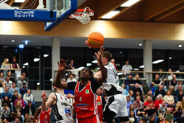 Jacob Kumal Washington (4, TV Langen) beim Spiel zwischen BG Hessing Leitershofen v TV Langen, Basketball, Herren, BARMER 2.Bundesliga ProB Süd, 2025 2026, 13.Spieltag am 13.12.2025 in Augsburg, Mehrzweckhalle Stadtbergen. Bayern Deutschland