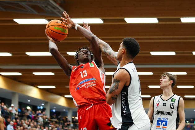 Aminu Abibu (13, TV Langen) und Ferenc Gille (11, BG Hessing Leitershofen) beim Spiel zwischen BG Hessing Leitershofen v TV Langen, Basketball, Herren, BARMER 2.Bundesliga ProB Süd, 2025 2026, 13.Spieltag am 13.12.2025 in Augsburg, Mehrzweckhalle Stadtbergen. Bayern Deutschland