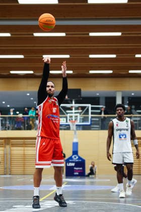 Freiwurf beim Spiel zwischen BG Hessing Leitershofen v TV Langen, Basketball, Herren, BARMER 2.Bundesliga ProB Süd, 2025 2026, 13.Spieltag am 13.12.2025 in Augsburg, Mehrzweckhalle Stadtbergen. Bayern Deutschland