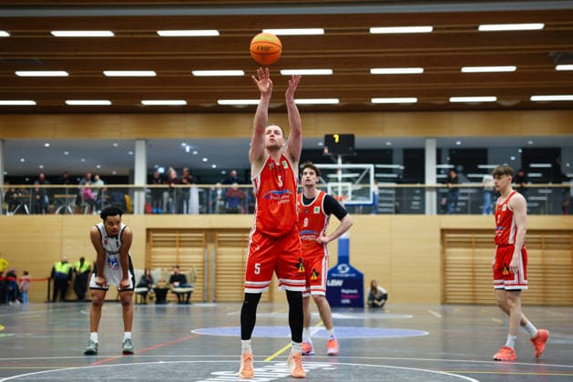 Niklas Pons (5, TV Langen) Freiwurf beim Spiel zwischen BG Hessing Leitershofen v TV Langen, Basketball, Herren, BARMER 2.Bundesliga ProB Süd, 2025 2026, 13.Spieltag am 13.12.2025 in Augsburg, Mehrzweckhalle Stadtbergen. Bayern Deutschland